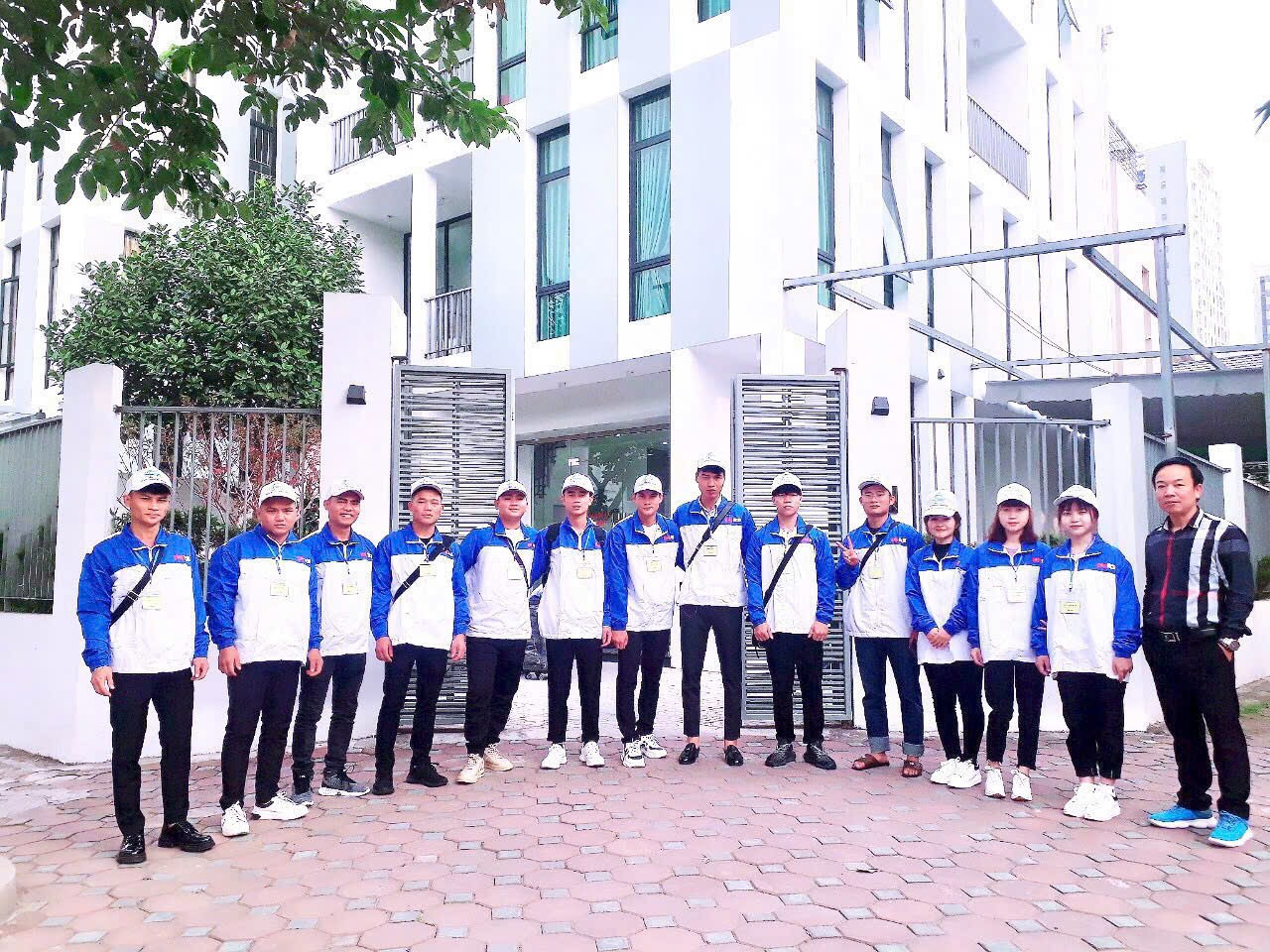 Đội ngũ học viên trong đồng phục chuẩn bị cho hành trình làm việc quốc tế