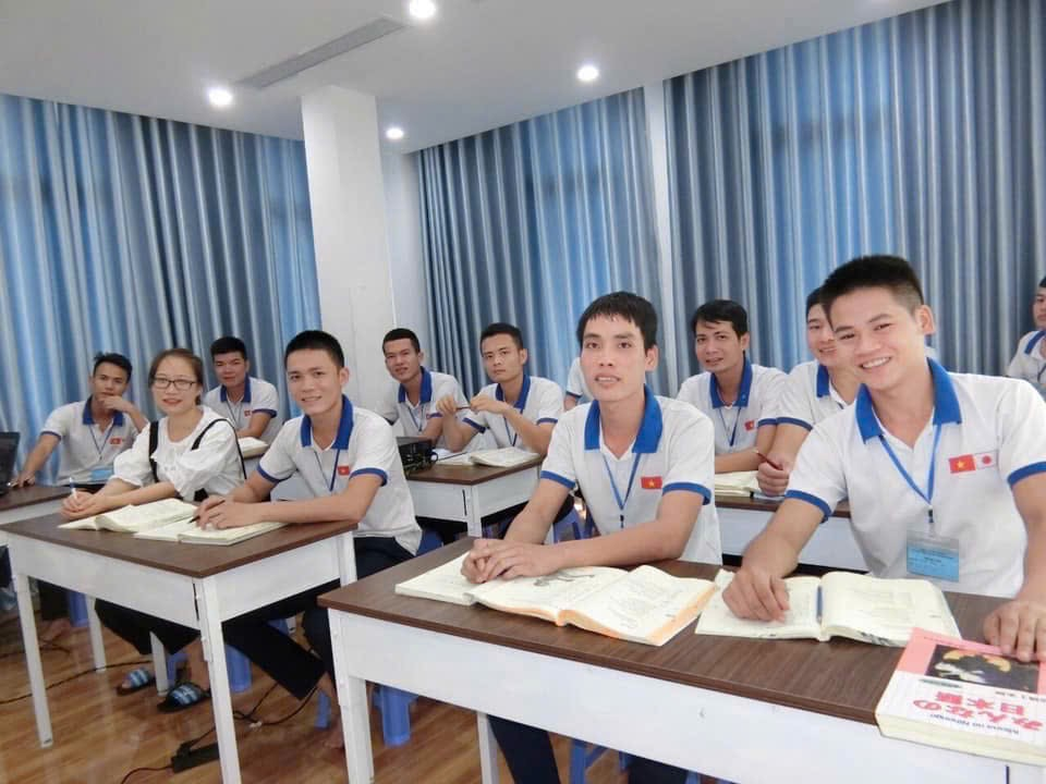 Học viên trong lớp học ngoại ngữ và định hướng