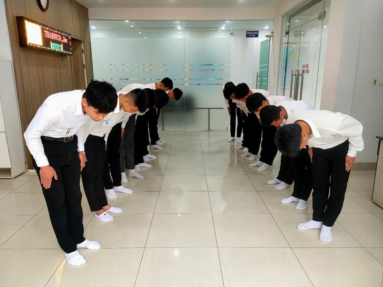 Học viên rèn luyện tác phong và nghi thức trước khi xuất cảnh