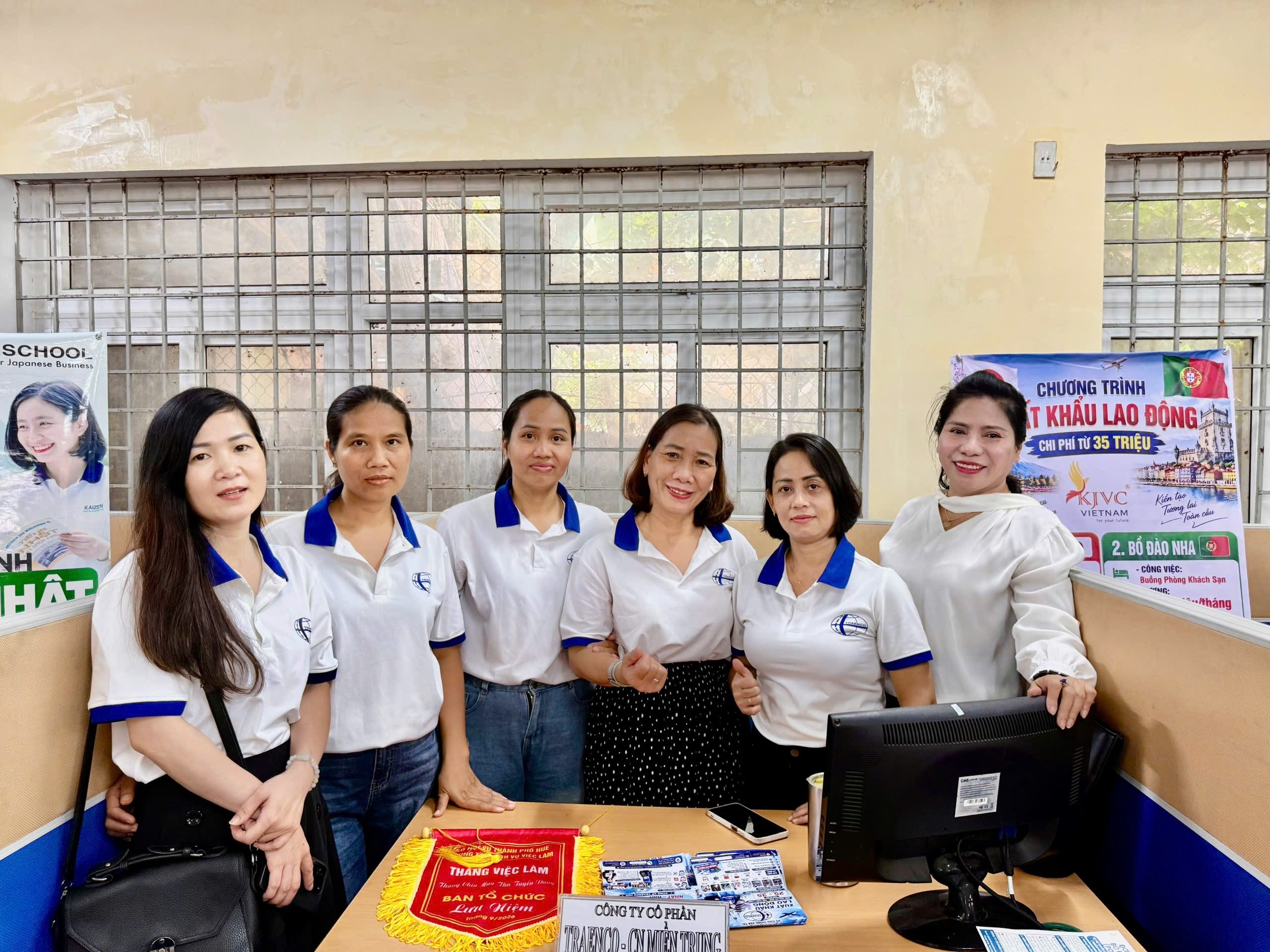 Đội ngũ tư vấn TRAENCO Huế tại khu vực tư vấn việc làm