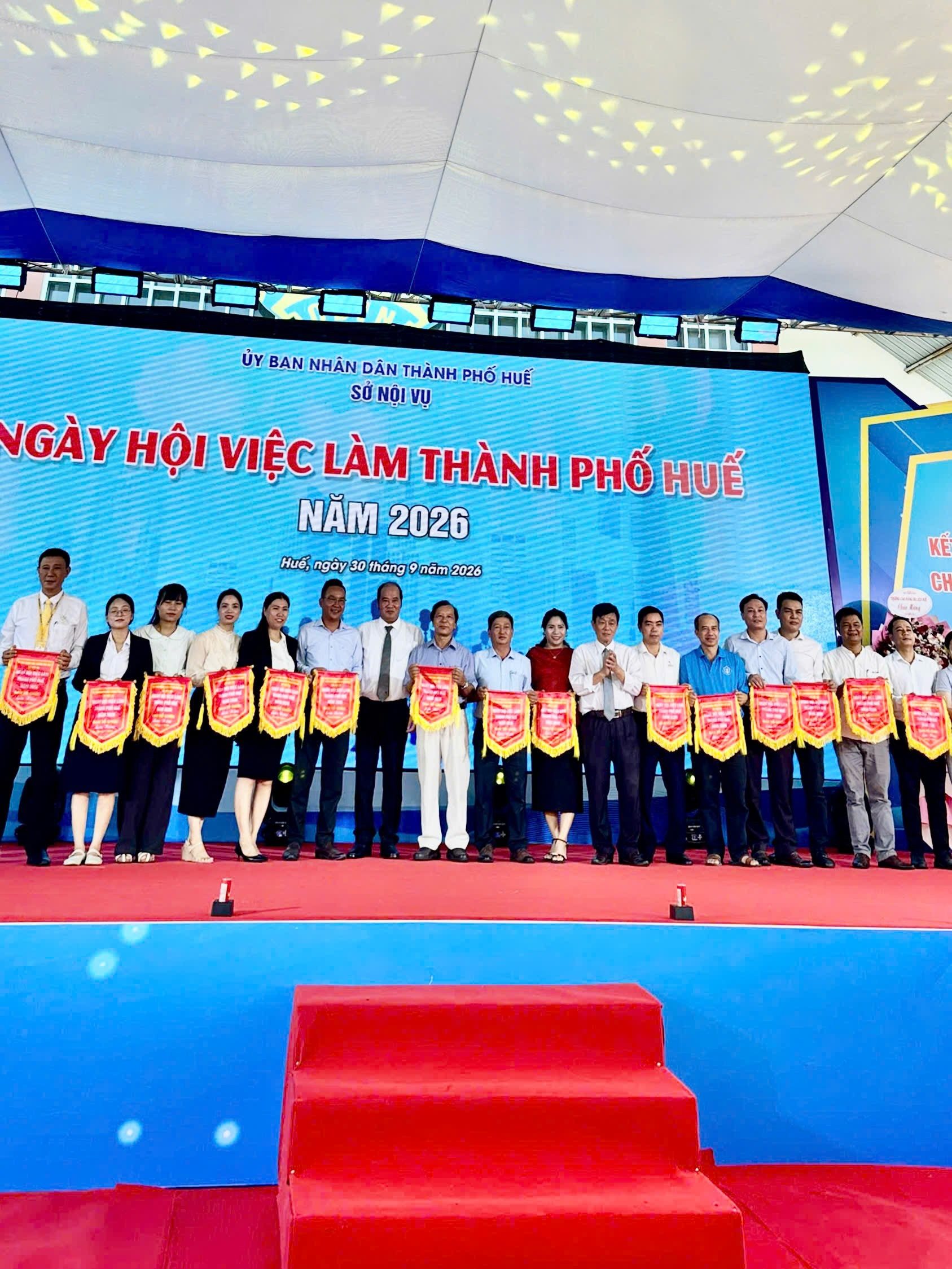 Đại diện các đơn vị tham gia Ngày hội việc làm Thành phố Huế