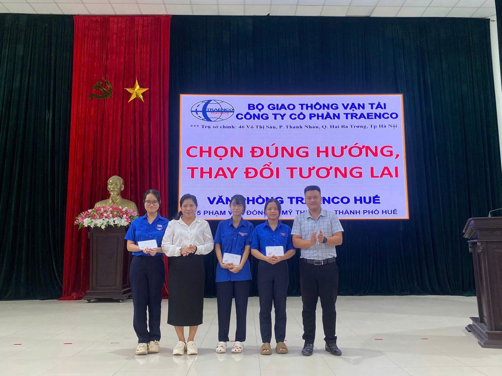 TRAENCO Huế trao quà cho học viên tại chương trình hướng nghiệp
