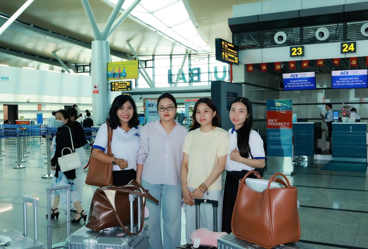 Nhân viên TRAENCO đồng hành cùng học viên tại sân bay